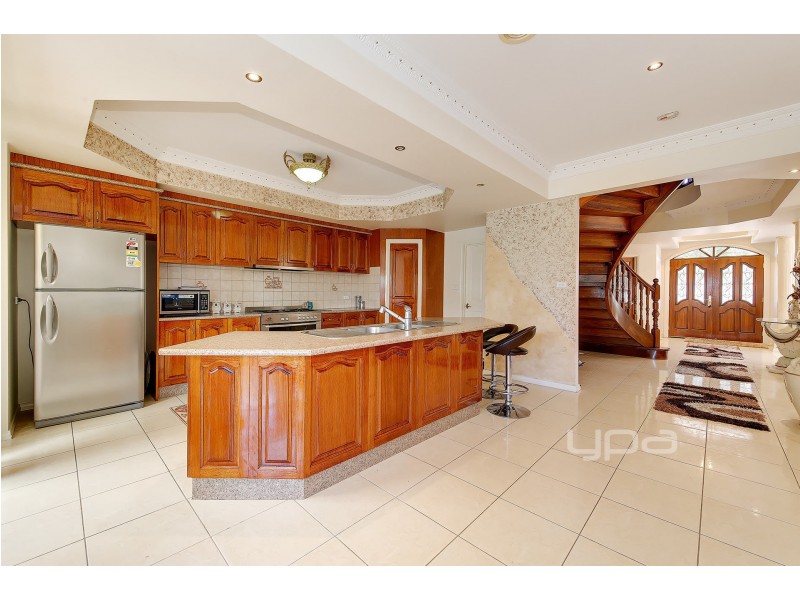 25 Colchester Circuit, Roxburgh Park VIC 3064