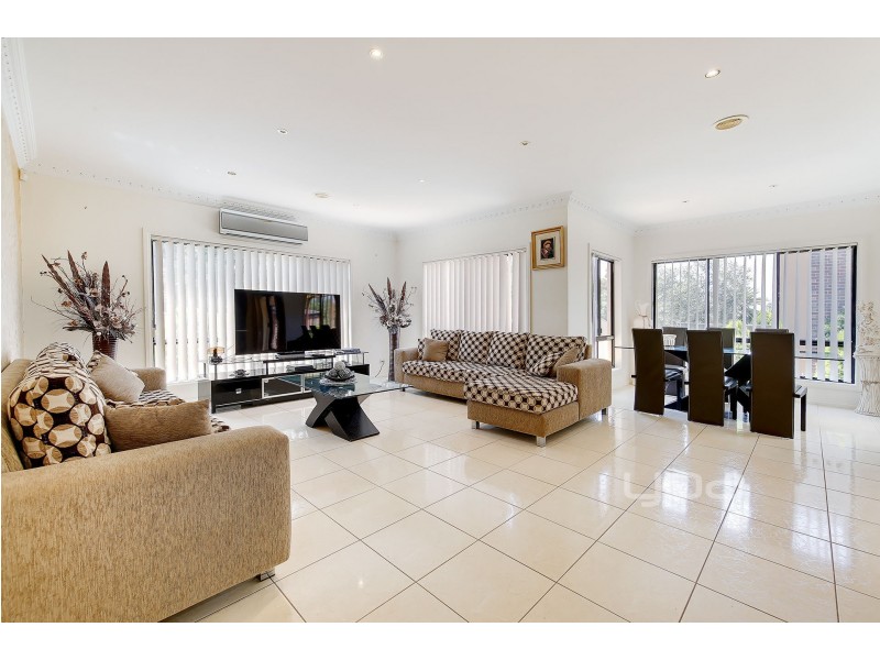 25 Colchester Circuit, Roxburgh Park VIC 3064