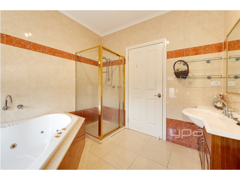 25 Colchester Circuit, Roxburgh Park VIC 3064