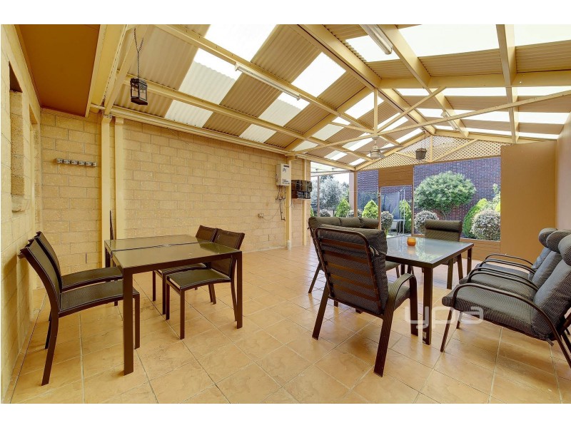 25 Colchester Circuit, Roxburgh Park VIC 3064