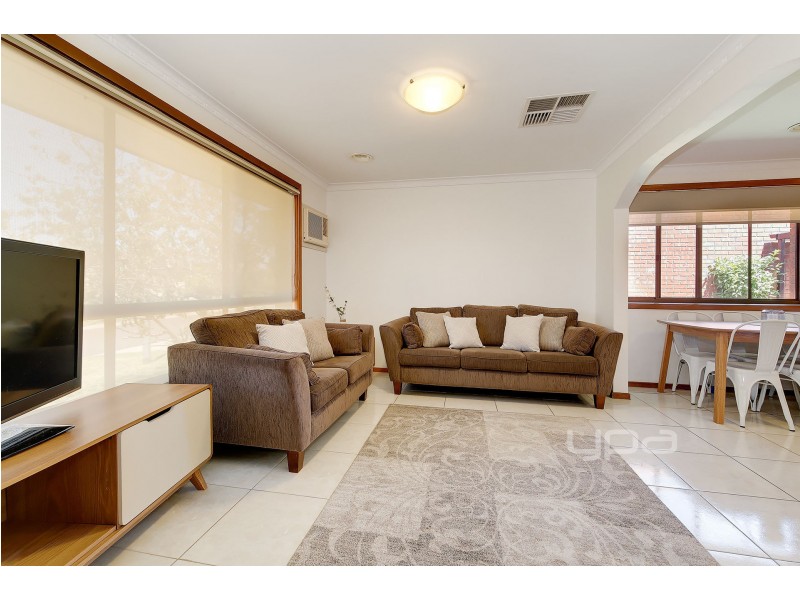 2/7 McNicol Close, Meadow Heights VIC 3048