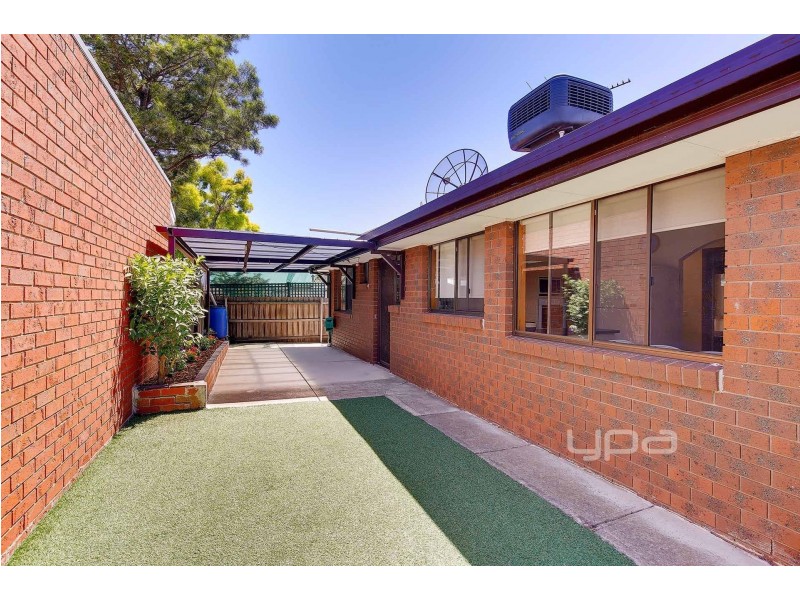 2/7 McNicol Close, Meadow Heights VIC 3048
