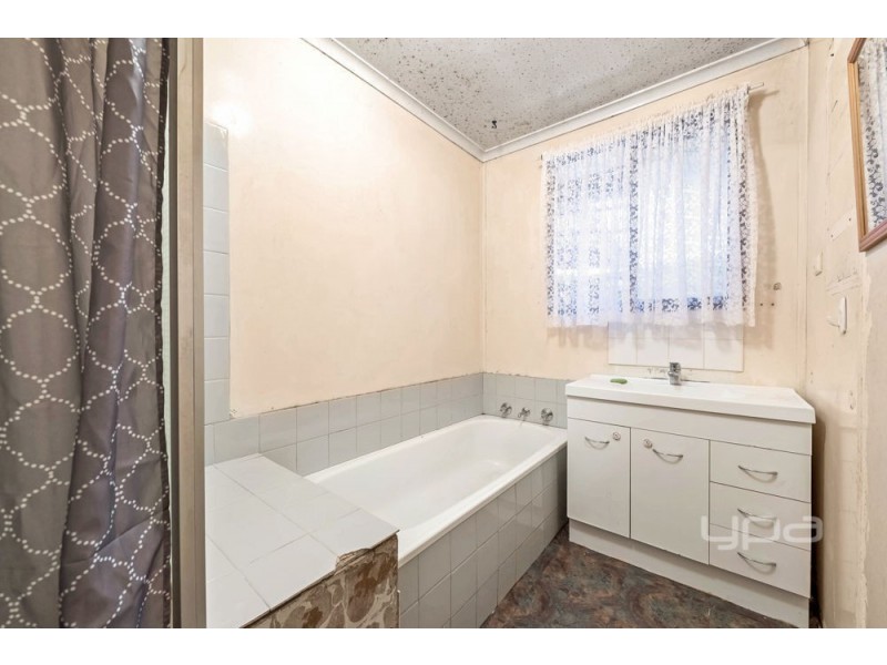 16 Glenmaggie Court, Meadow Heights VIC 3048