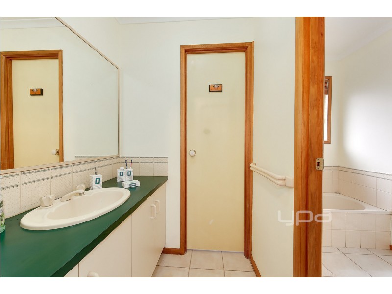 25 Yarcombe Crescent, Craigieburn VIC 3064