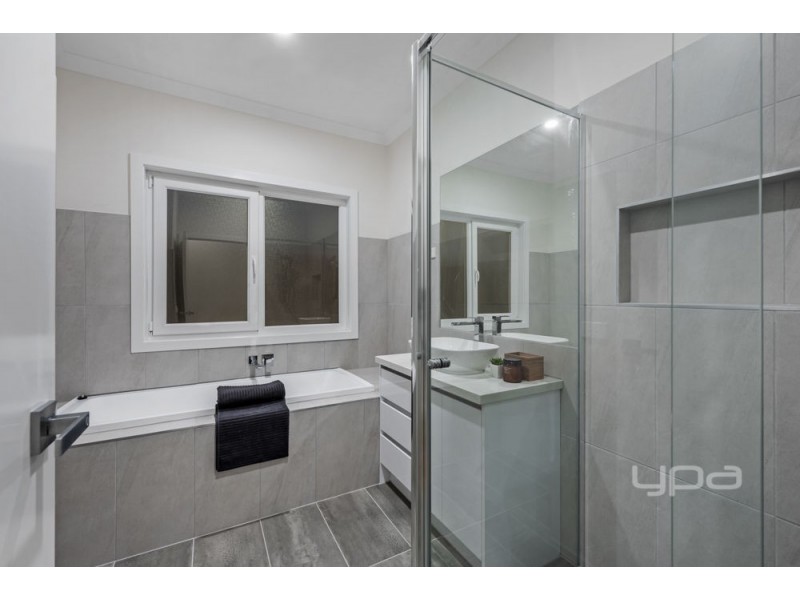 60 Mackellar Drive, Roxburgh Park VIC 3064