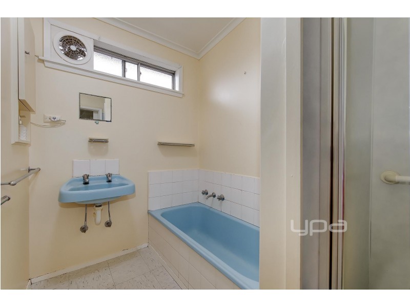 10 Crossley Crescent, Coolaroo VIC 3048