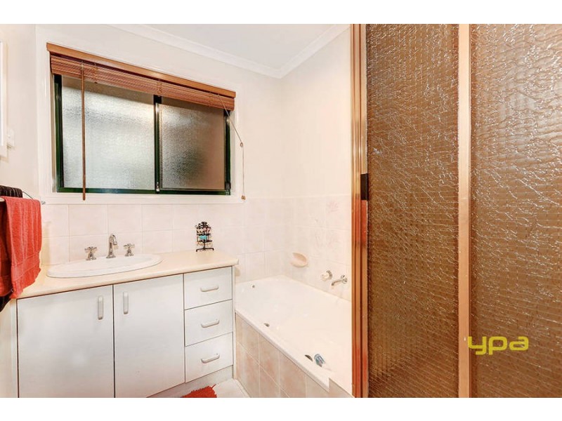 24 Rutherford Way, Roxburgh Park VIC 3064