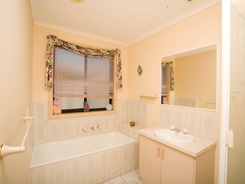 14 Gibney Close, Roxburgh Park VIC 3064