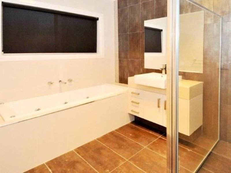 32 Beechworth Ave, Greenvale VIC 3059