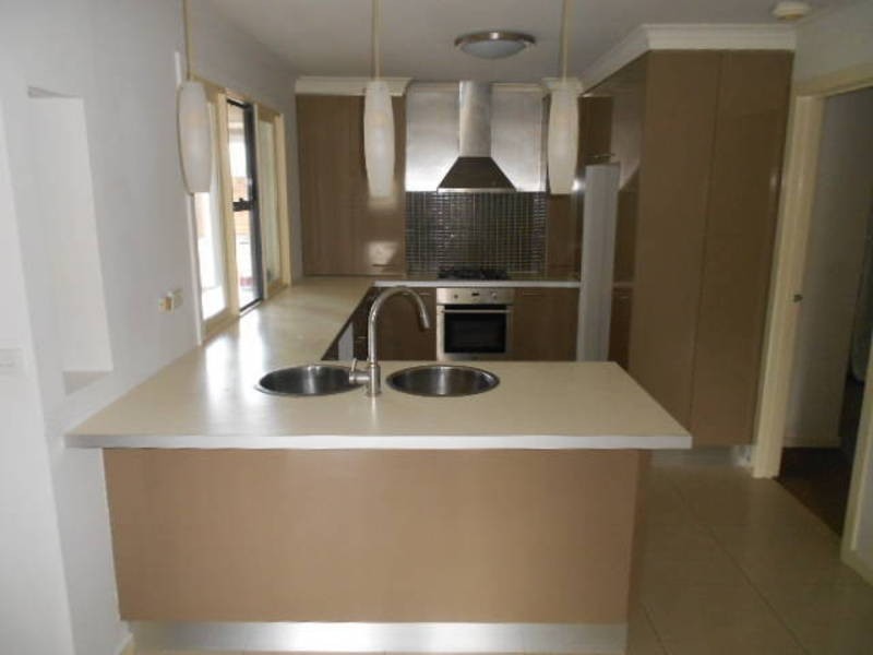 6 Norton Place, Roxburgh Park VIC 3064