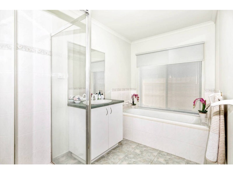 5 Parana Grove, Roxburgh Park VIC 3064