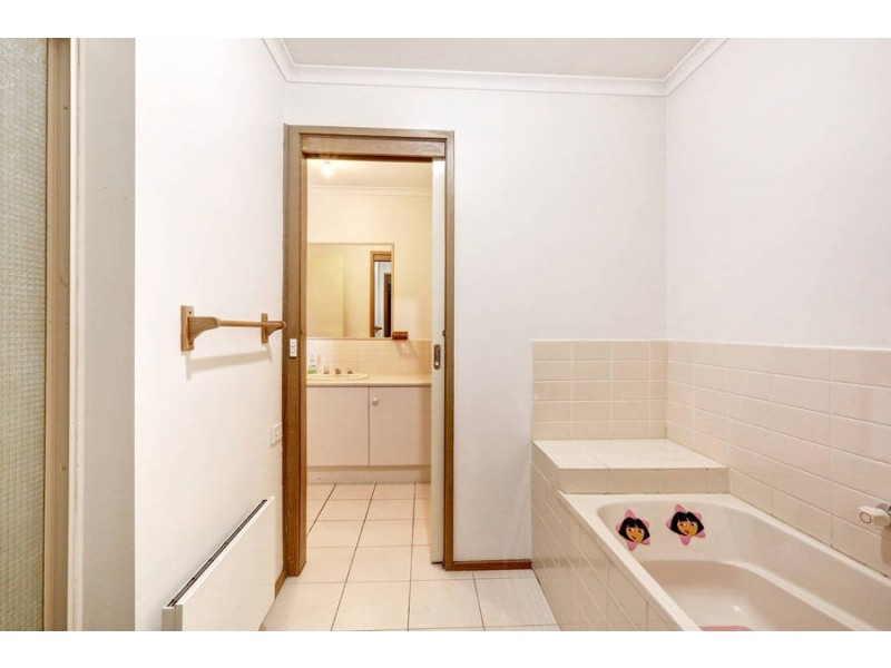 16 WILKINSON COURT, Roxburgh Park VIC 3064