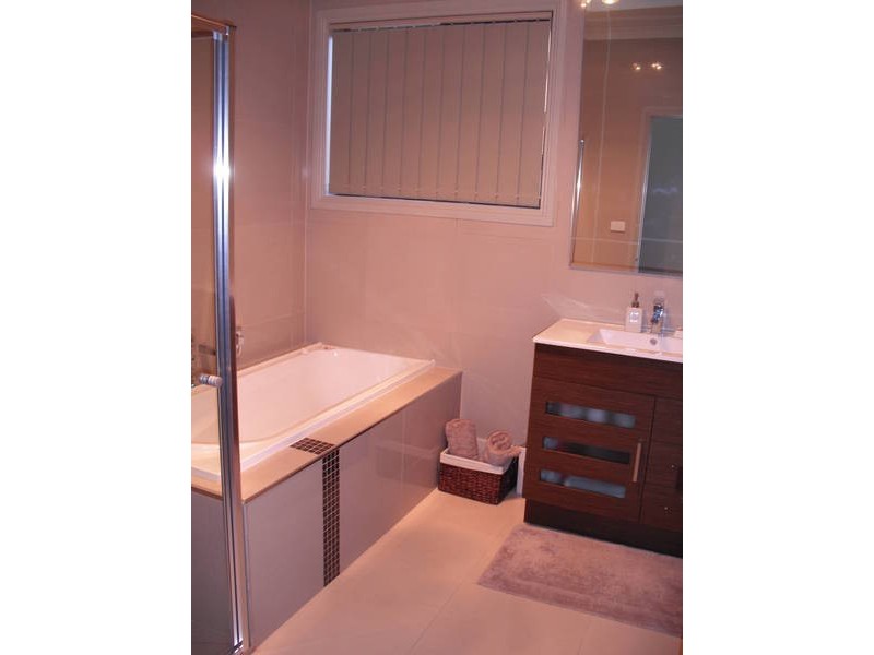 5 AMALFI COURT, Roxburgh Park VIC 3064