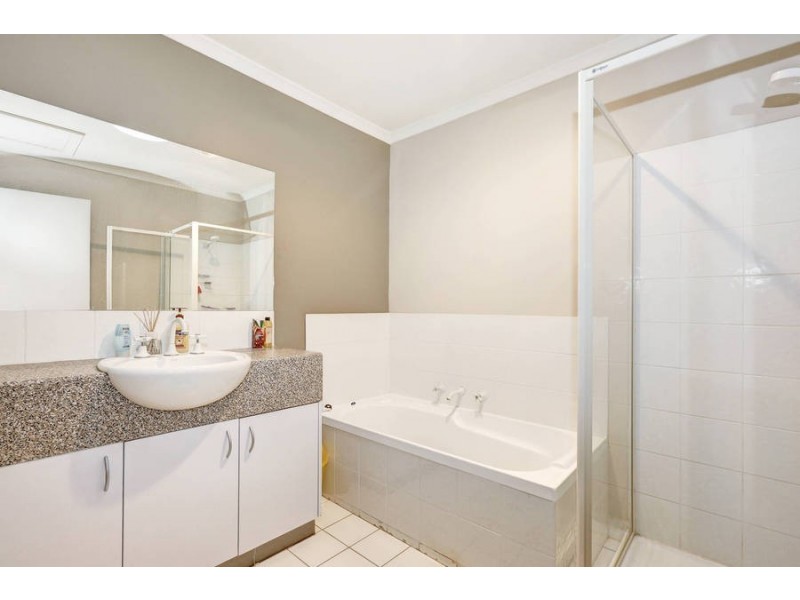 4/3 Whiltshire Drive, Roxburgh Park VIC 3064