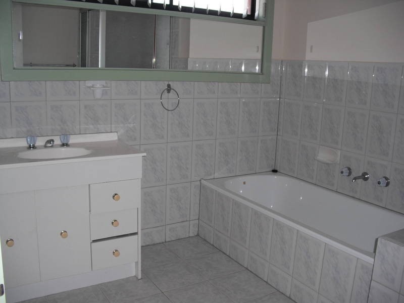 34 Bicentennial Crescent, Meadow Heights VIC 3048