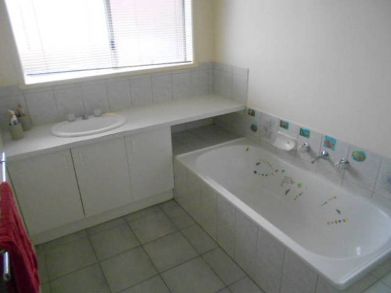 8  LINDEN CLOSE, Meadow Heights VIC 3048