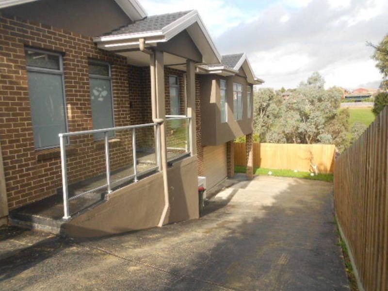 2/7 CASSINIA CRESCENT, Meadow Heights VIC 3048