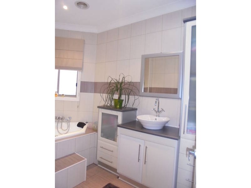 2/22 GOBUR COURT, Meadow Heights VIC 3048