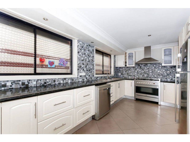 11 FLOWERS CLOSE, Roxburgh Park VIC 3064