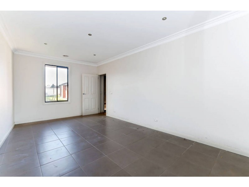 11 FLOWERS CLOSE, Roxburgh Park VIC 3064