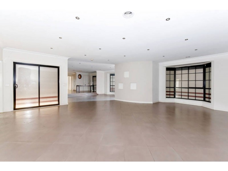 11 FLOWERS CLOSE, Roxburgh Park VIC 3064