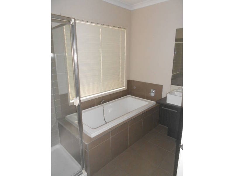 19  RAINHAM AVENUE, Craigieburn VIC 3064