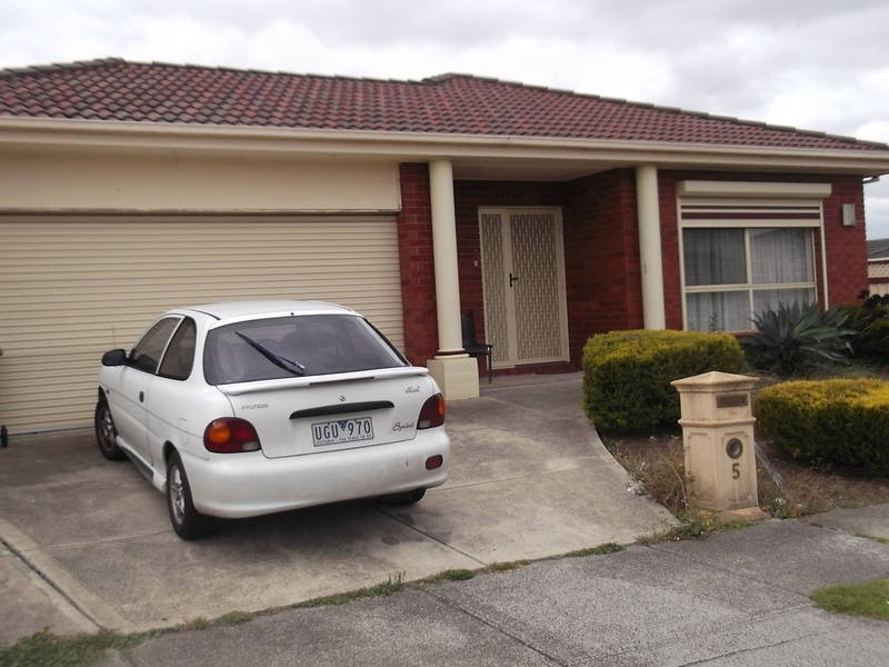 5 Pecos Place, Roxburgh Park VIC 3064