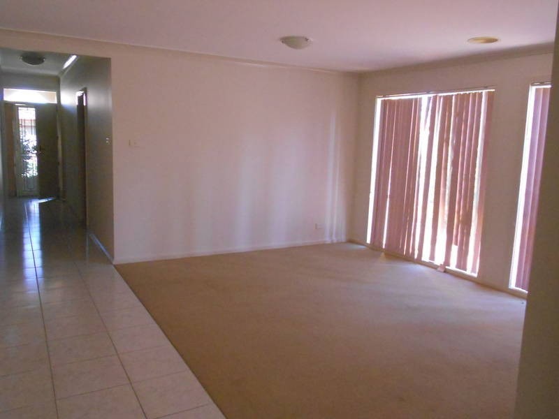 8 VILLAWOOD AVENUE, Roxburgh Park VIC 3064