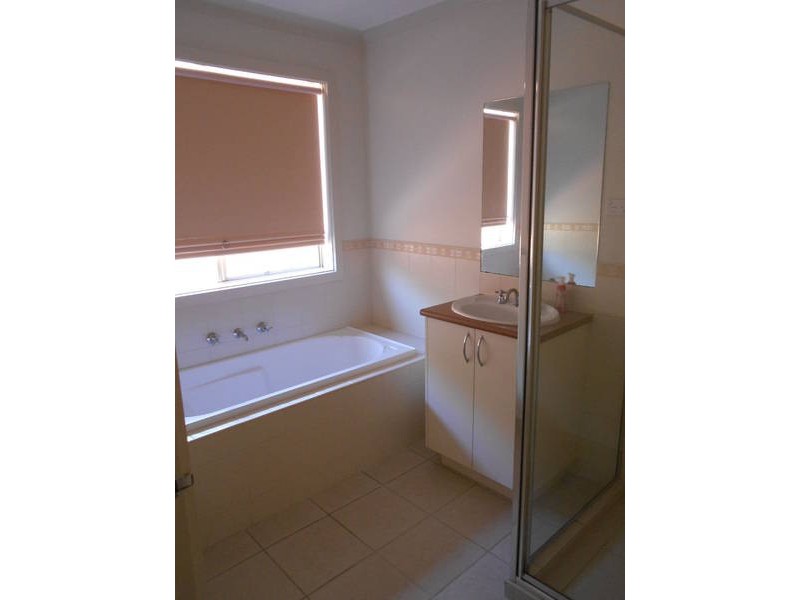 8 VILLAWOOD AVENUE, Roxburgh Park VIC 3064