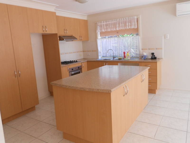 8 VILLAWOOD AVENUE, Roxburgh Park VIC 3064