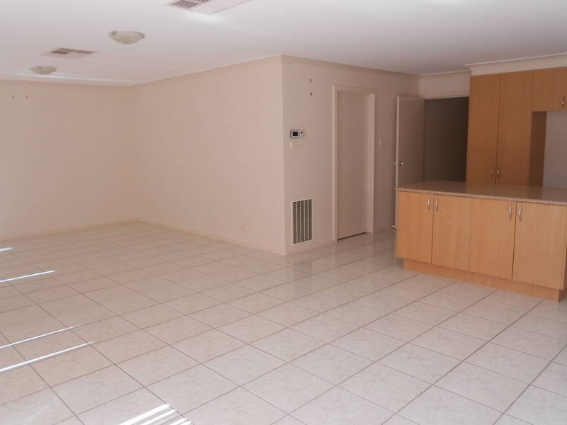 8 VILLAWOOD AVENUE, Roxburgh Park VIC 3064