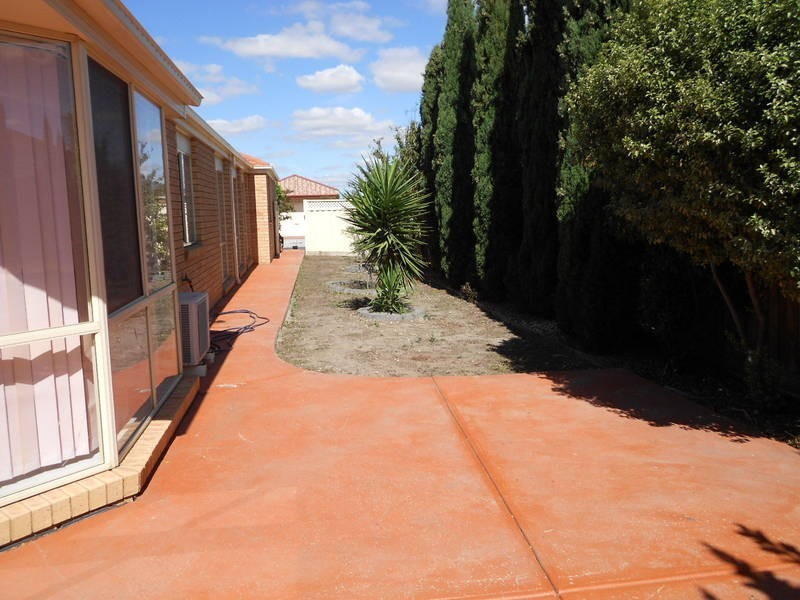 8 VILLAWOOD AVENUE, Roxburgh Park VIC 3064