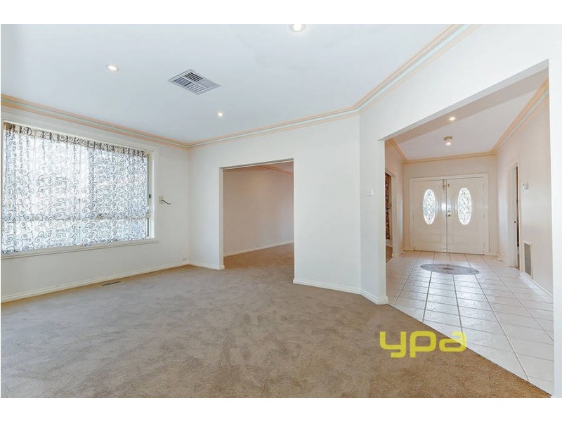 19 CASHMORE PLACE, Roxburgh Park VIC 3064
