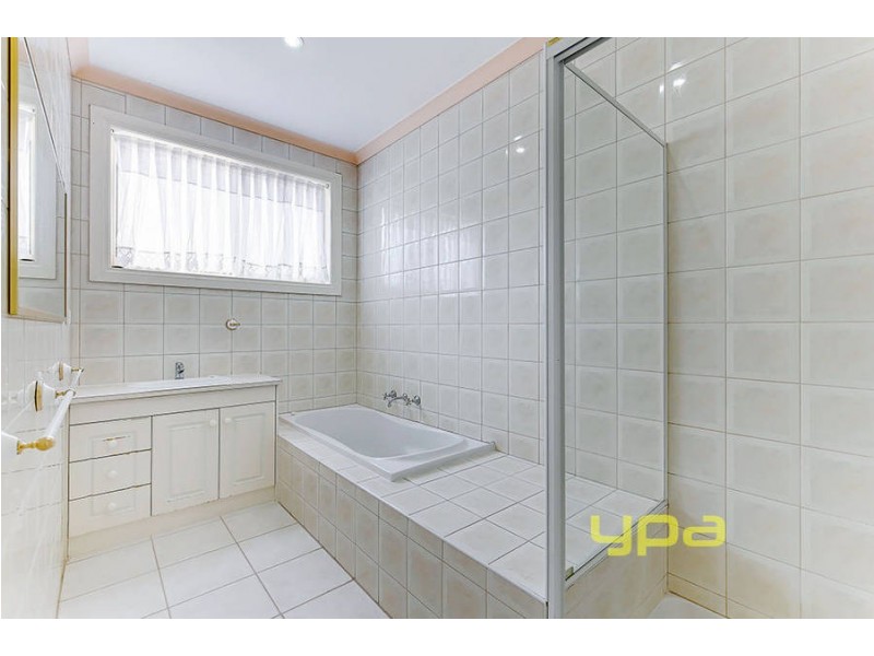 19 CASHMORE PLACE, Roxburgh Park VIC 3064