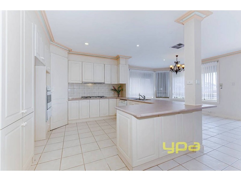 19 CASHMORE PLACE, Roxburgh Park VIC 3064