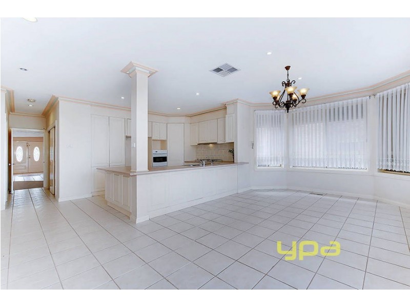 19 CASHMORE PLACE, Roxburgh Park VIC 3064