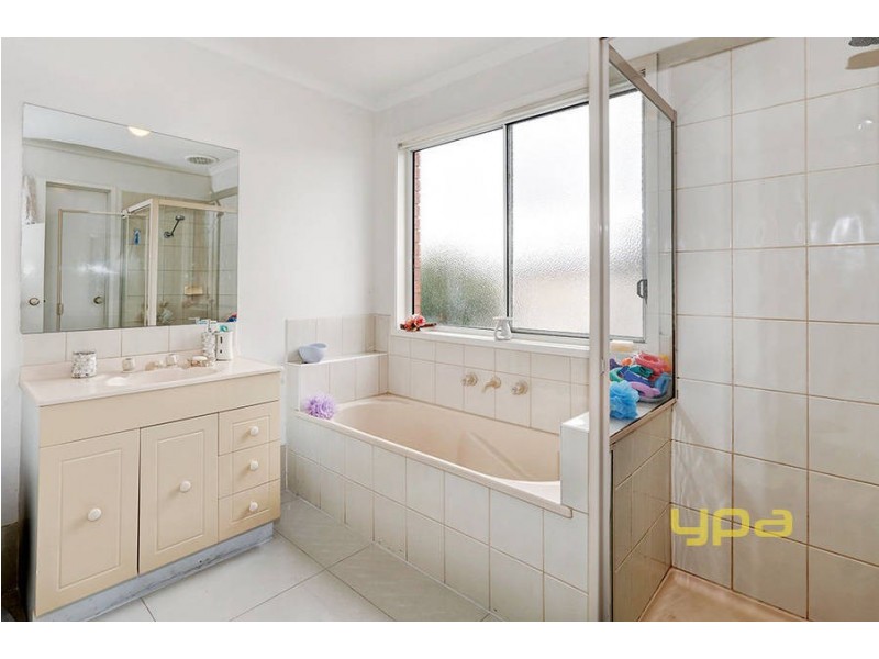 14 LACHLAN CRESCENT, Roxburgh Park VIC 3064