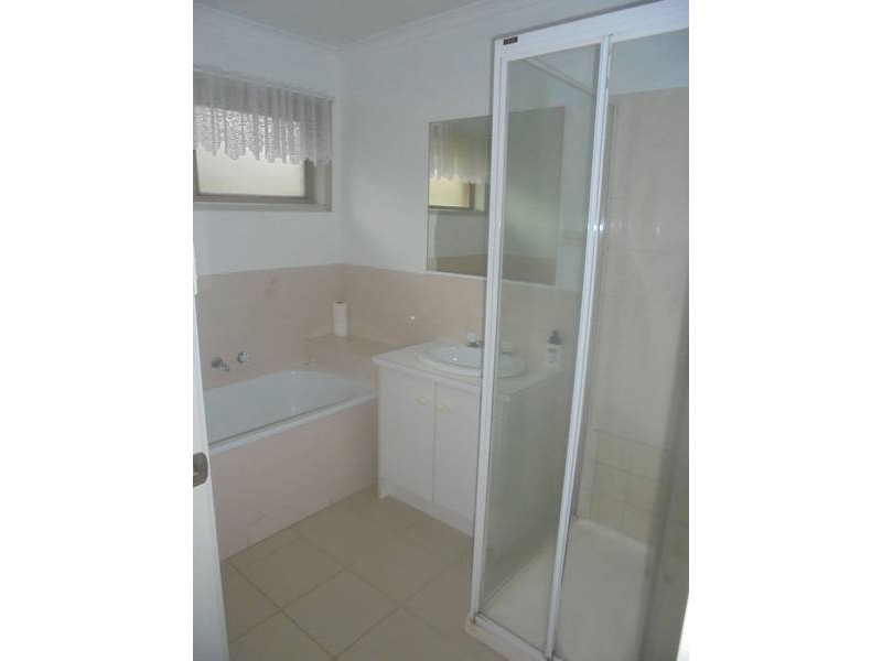 2 Rocklands Rise, Meadow Heights VIC 3048