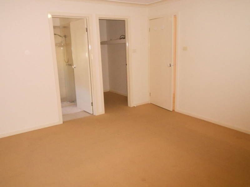 8 VILLAWOOD AVENUE, Roxburgh Park VIC 3064