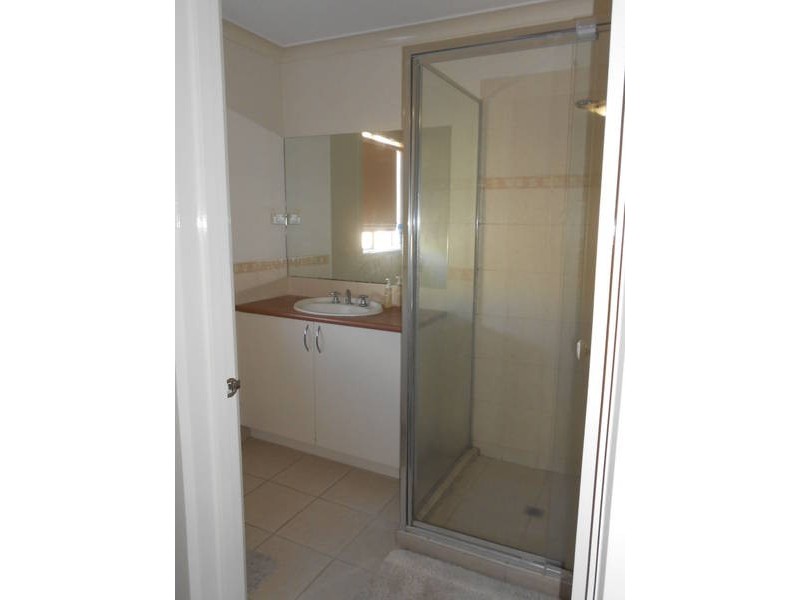 8 VILLAWOOD AVENUE, Roxburgh Park VIC 3064