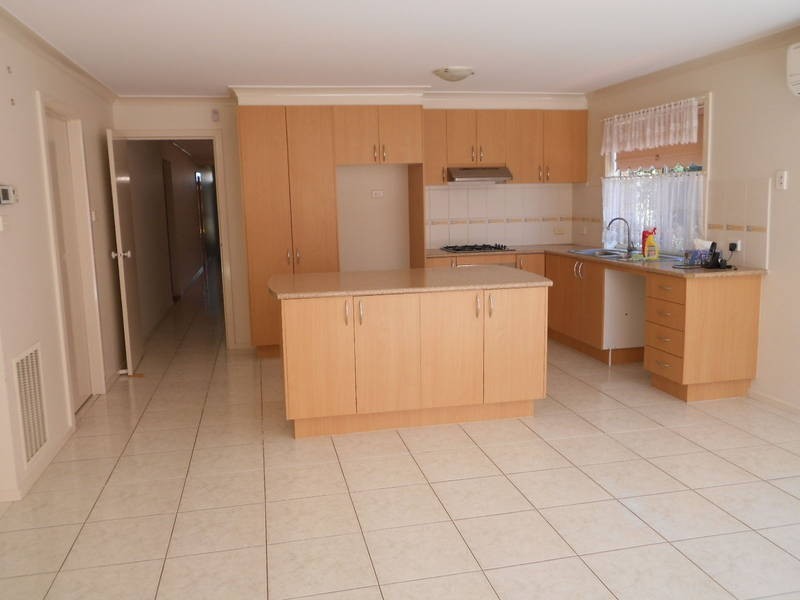 8 VILLAWOOD AVENUE, Roxburgh Park VIC 3064