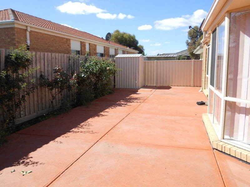 8 VILLAWOOD AVENUE, Roxburgh Park VIC 3064