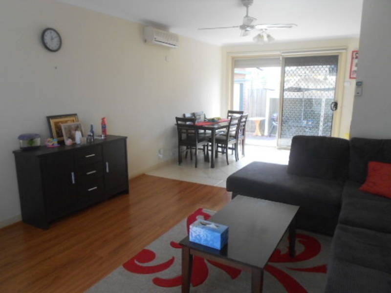 6/8 KNIGHT CRESCENT, Roxburgh Park VIC 3064