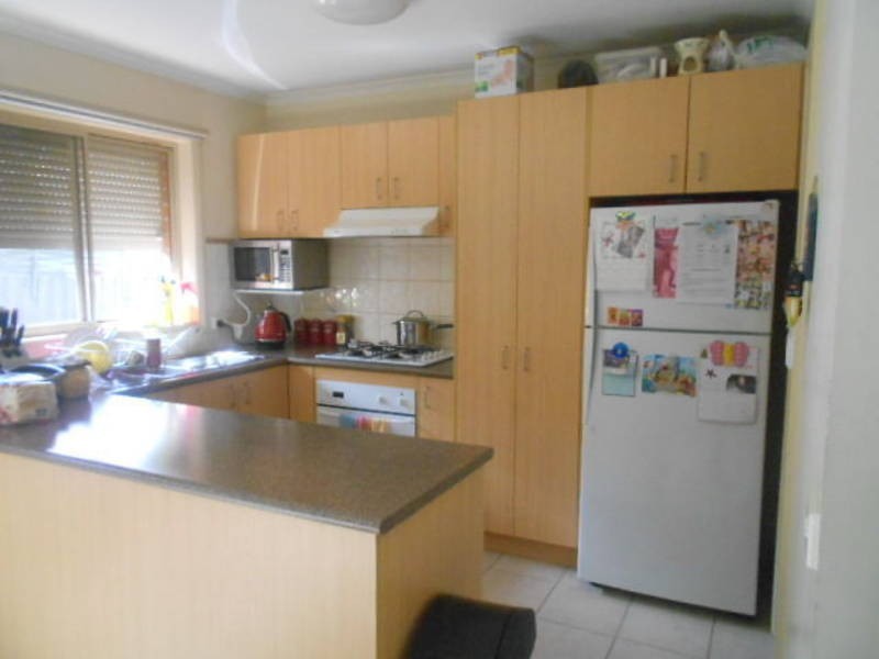 6/8 KNIGHT CRESCENT, Roxburgh Park VIC 3064