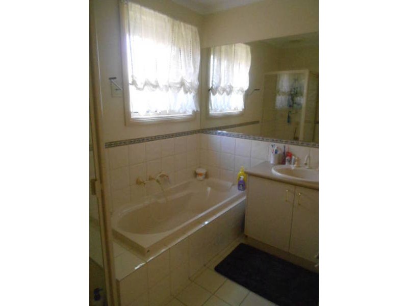 6/8 KNIGHT CRESCENT, Roxburgh Park VIC 3064