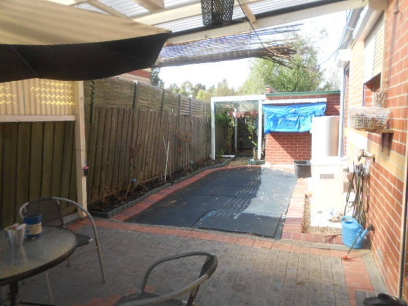 6/8 KNIGHT CRESCENT, Roxburgh Park VIC 3064