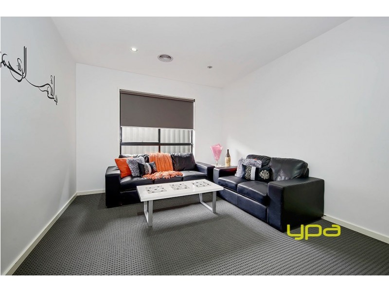 33 Woodside Way, Roxburgh Park VIC 3064