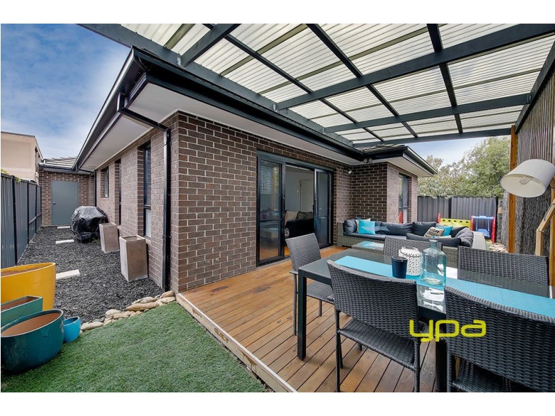 33 Woodside Way, Roxburgh Park VIC 3064