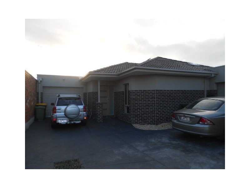 2/4 Huntly Court, Meadow Heights VIC 3048