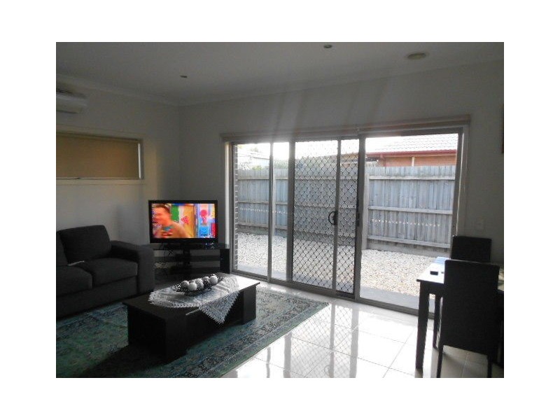 2/4 Huntly Court, Meadow Heights VIC 3048